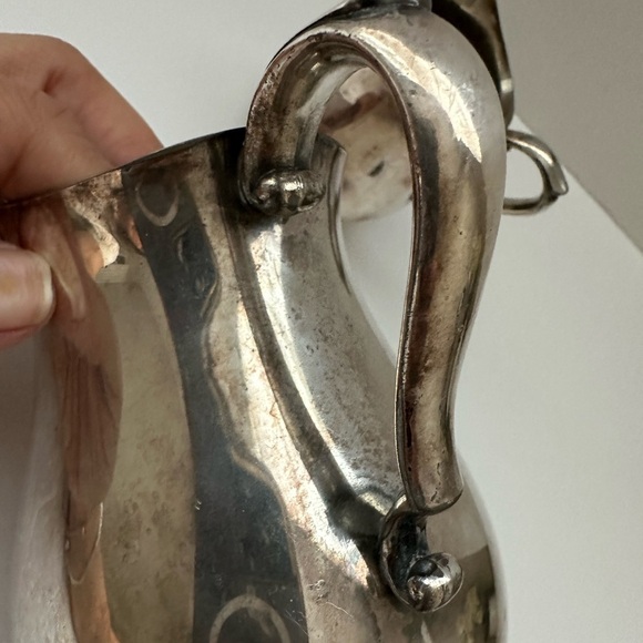 2 Vtg Wm Rogers 817 Silver Plate Footed Beverage Water Pitcher & Cream Pitcher - Picture 4 of 10
